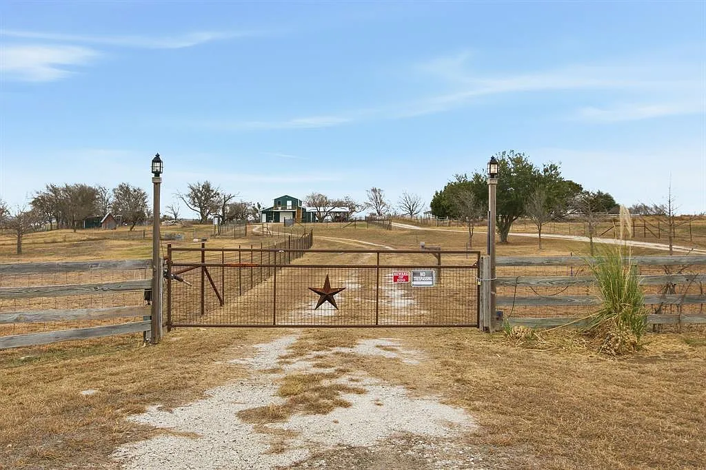 4 bed, 2.5 bath, 1750 sqft, $3,800 — Photo 4