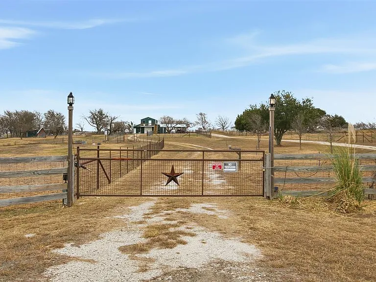 610 Eastview Dr — Photo 4