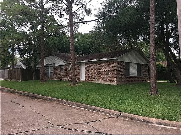 2nd image of 2318 Cambridge Ct N