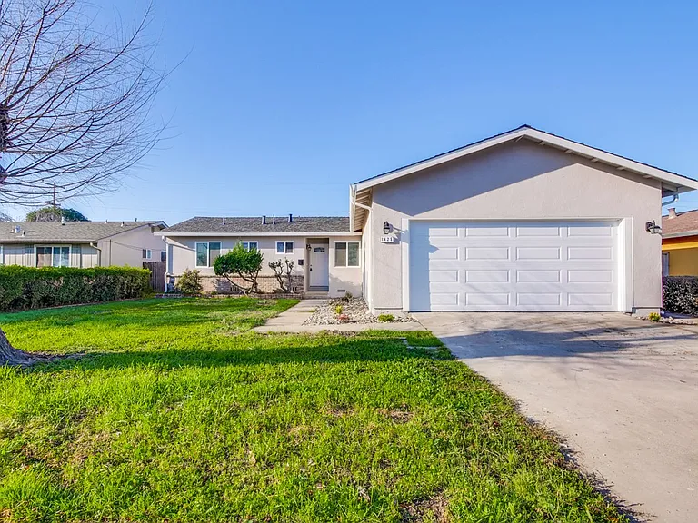 1425 Sunshadow Ln — Photo 2