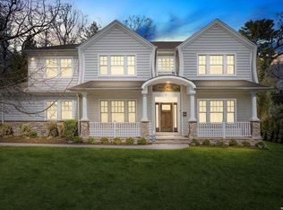 37 Laurel Ln, Roslyn Heights, NY 11577