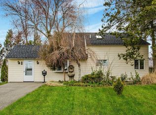 27 Pewter Ln, Hicksville, NY 11801