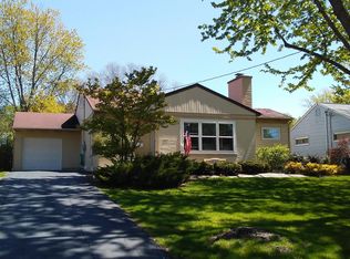 817 Dundee Ave, Barrington, IL 60010