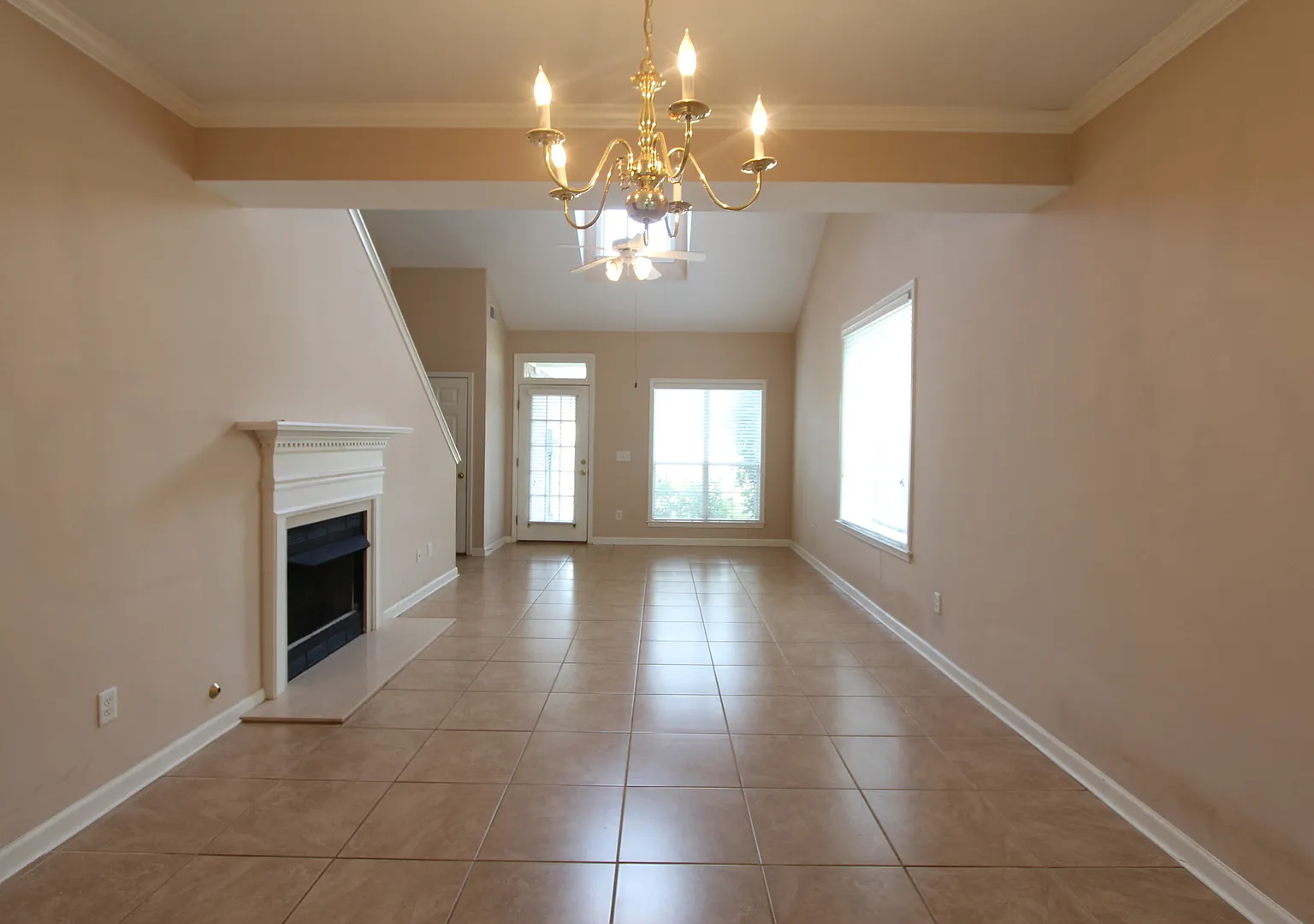 Wonderful and Large 3 Bedroom 2.5 Bath End Unit Townhome w/Garage — Photo 4