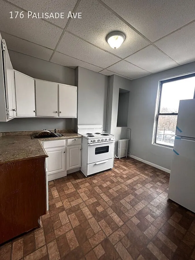 3 bed, $2,700 — Photo 1