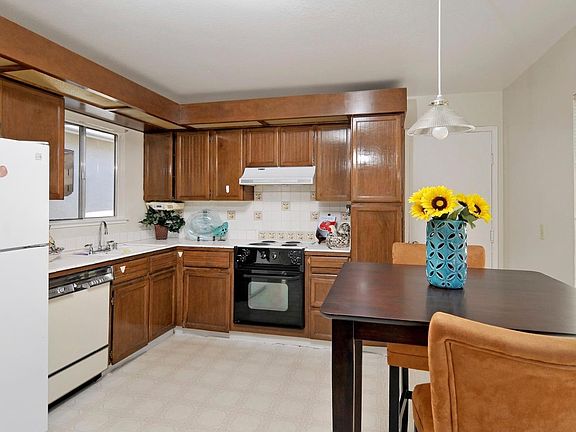 4th image of 749 Cahalan Ct