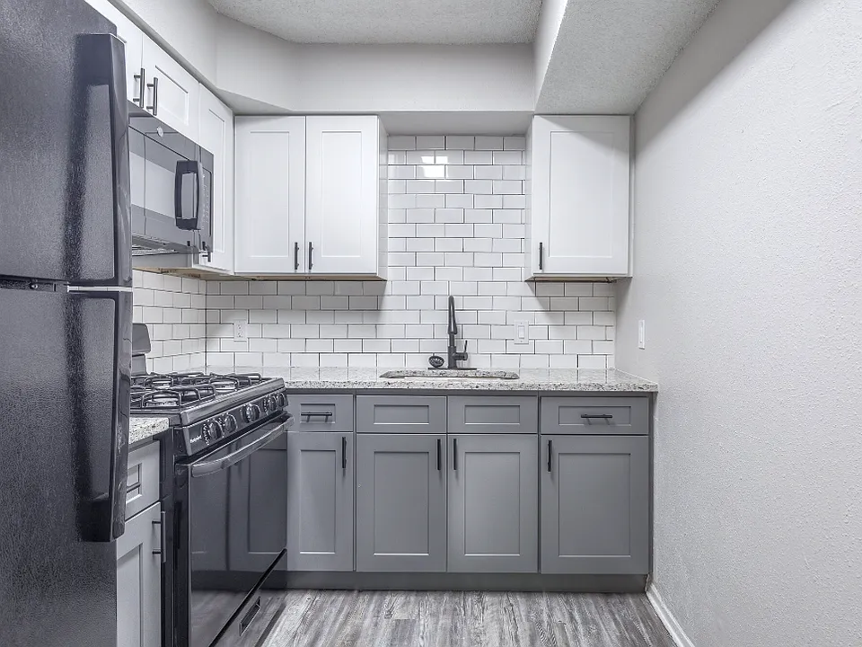 Saddlestone Apartments