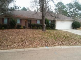 2082 Lakeshore Dr, Ridgeland, MS 39157