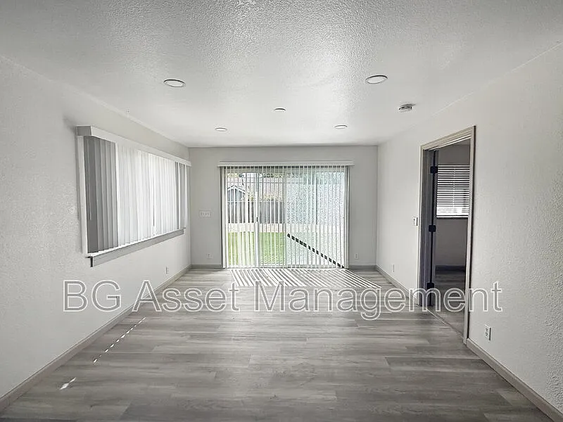 3 bed, 2.0 bath, 1295 sqft, $2,400 — Photo 3