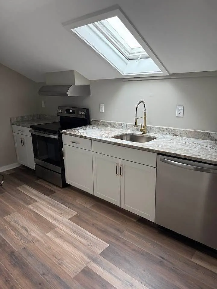 2 bed, 1000 sqft, $2,100 — Photo 2