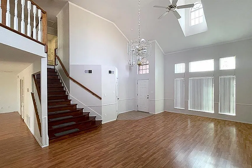 4 bed, 2.5 bath, 2400 sqft, $2,650 — Photo 3