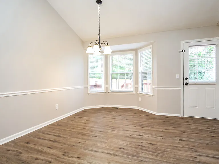 300 Southlake Dr — Photo 5