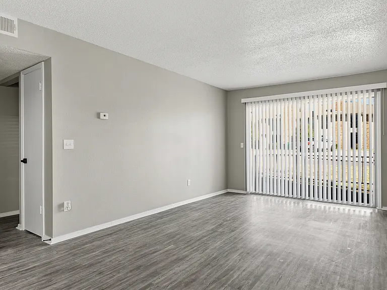 Rosemont Apartments — Photo 10