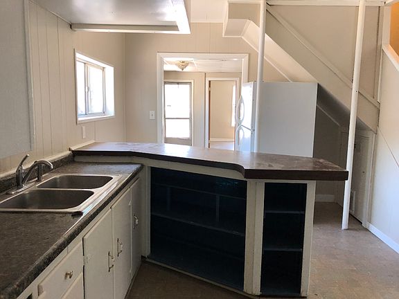 4th image of 305 W 15th St