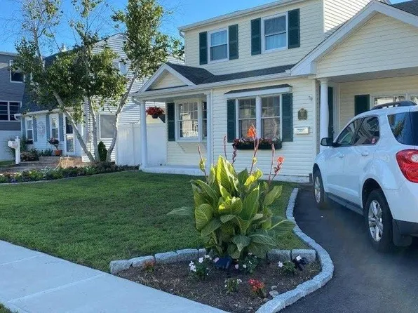 30 East Drive, Copiague, NY 11726