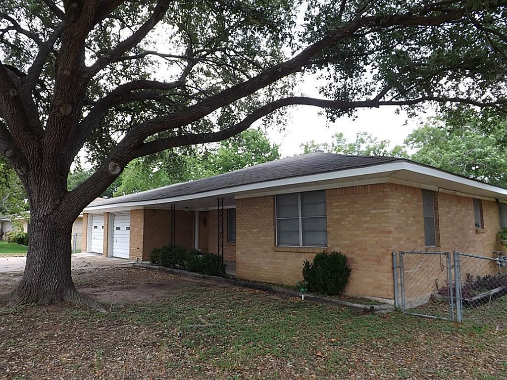 1304 Higgins St, Brenham, TX 77833 Zillow