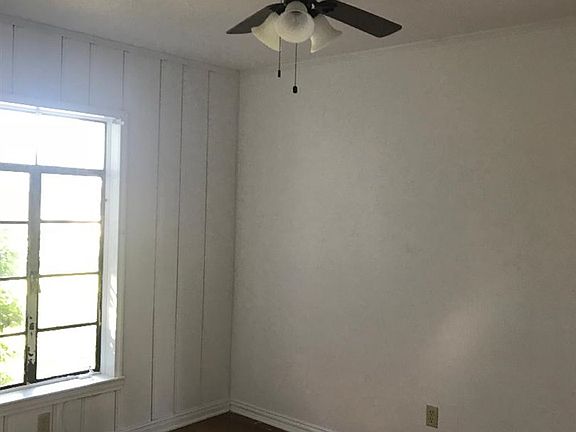 3rd image of 208 W Glenn Dr