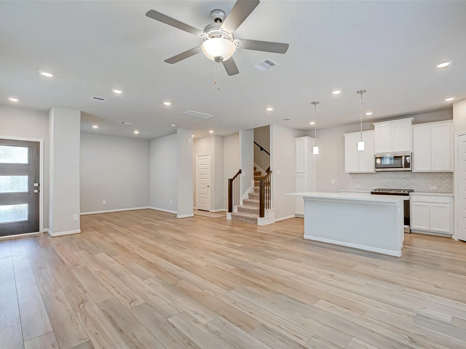 3 bed, 2.0 bath, 2093 sqft, $2,600 — Photo 4