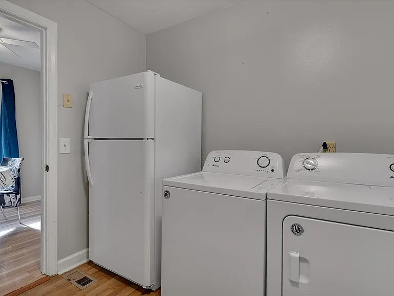 815 W Markham Ave #A — Photo 27