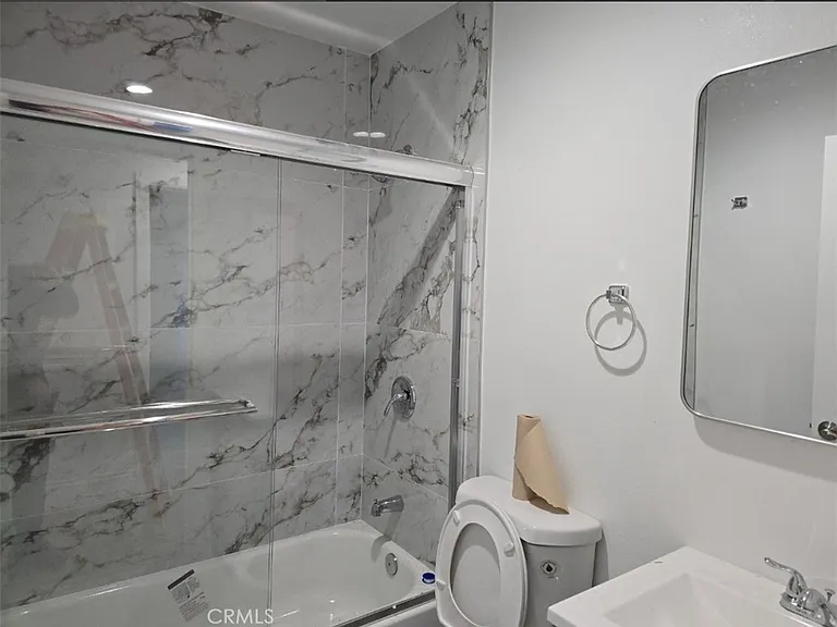 1319 3/4 E 59th Pl — Photo 2