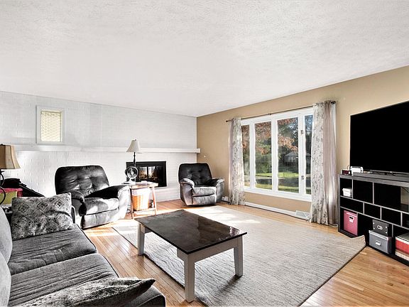 3rd image of 225 Easthill Dr