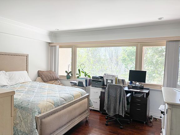 5th image of 271 S Barrington Ave