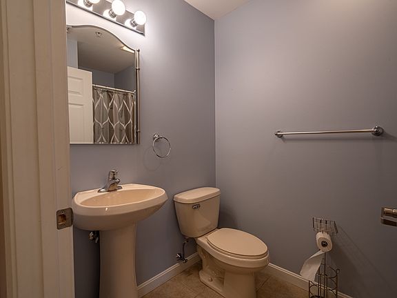 4th image of 34 Burnham Rd APT 402