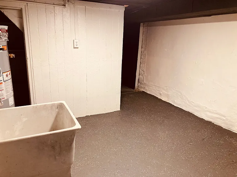 Two Bedroom rowhouse available in Northside August 1! — Photo 8