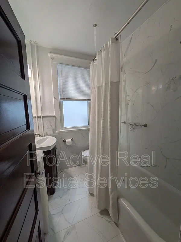 3 bed, 1.0 bath, 900 sqft, $1,850 — Photo 2