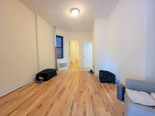 299 10th Ave #4V, New York, NY 10001