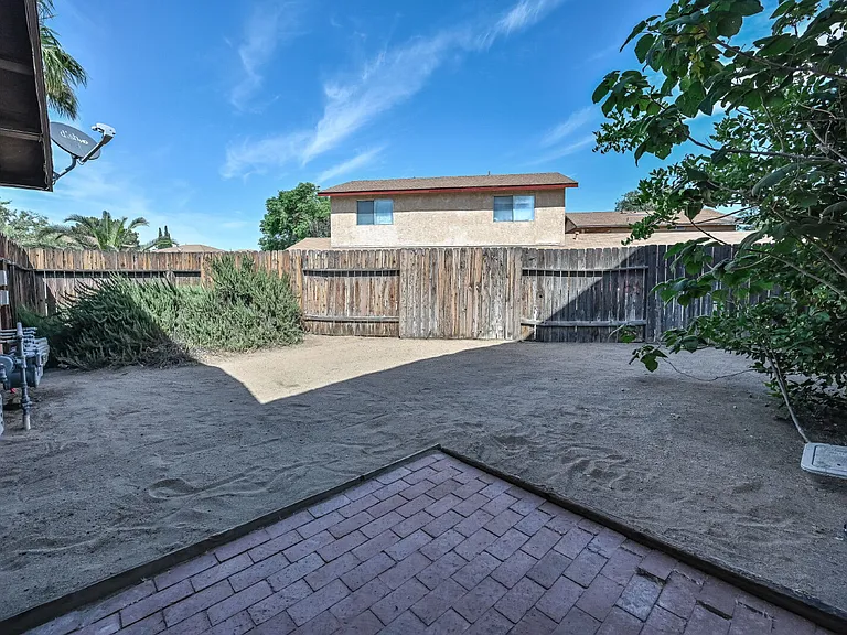 1021 W Perdew Ave — Photo 12