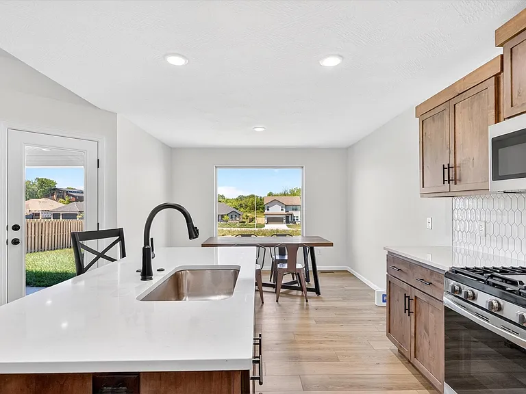 556 Spring Meadow Dr — Photo 19