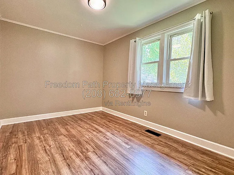 421 S 11th St — Photo 9