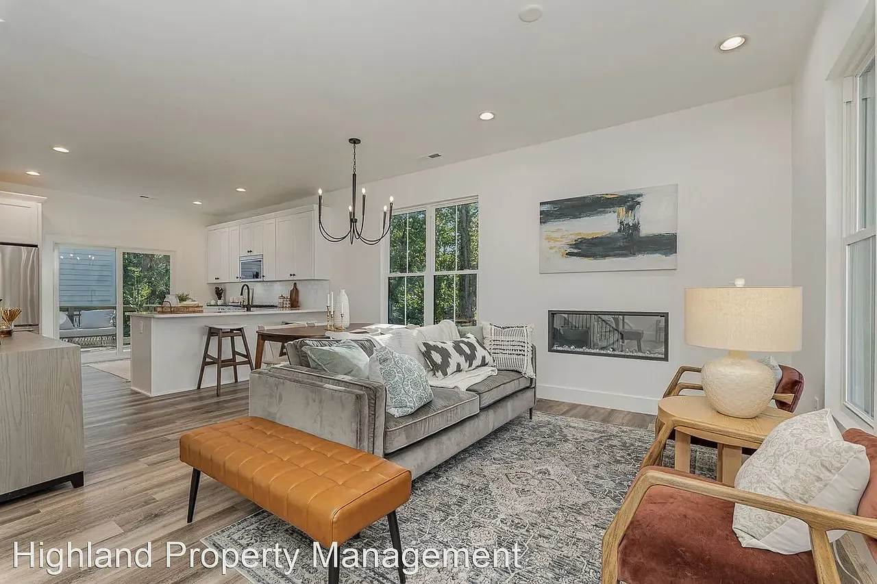 3 bed, 2.5 bath, 1200 sqft, $2,400 — Photo 3