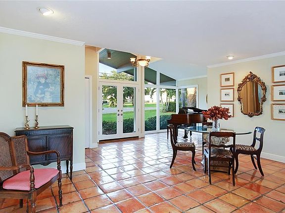 4th image of 7798 Holiday Dr