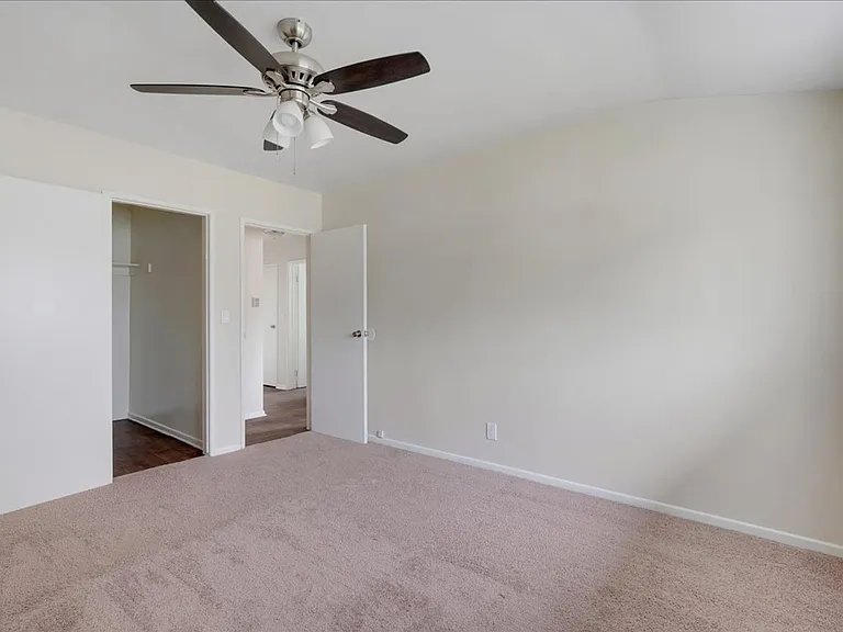 Melrose Place Apartments — Photo 27