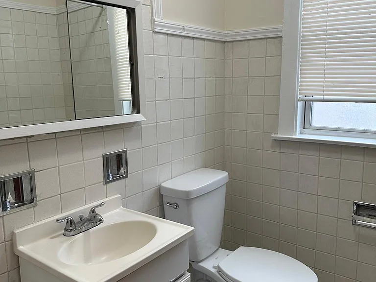 2137 W Cornelia Ave #2W — Photo 6