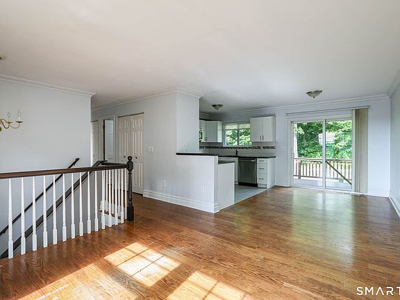 5th image of 49 Tudor Ln