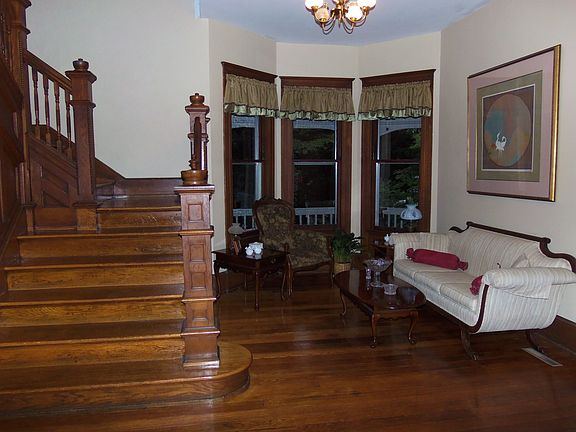 4th image of 305 Holt Ave