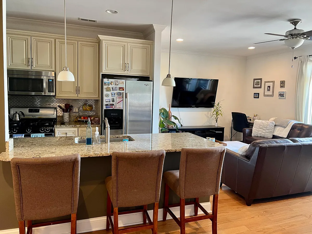 Kitchen / Living Area - 2352 W Byron St #301