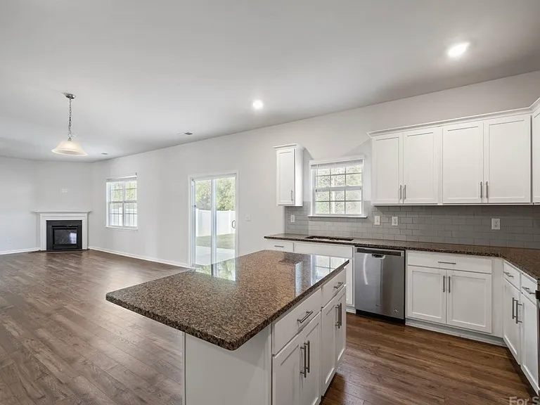 2132 Highland Knoll Dr — Photo 7