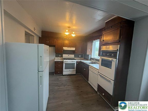 5th image of 821 E 6th St