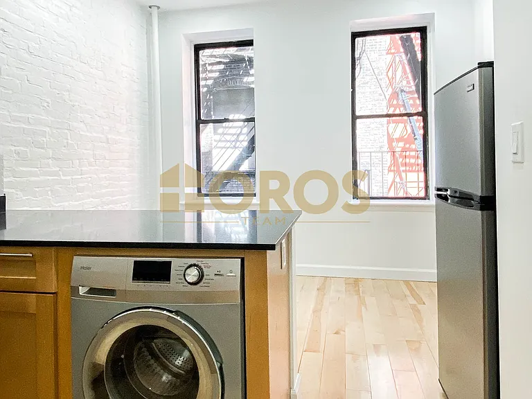 215 E 10th St #8 — Photo 4