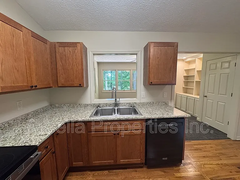 1029 Surmont Ct — Photo 6