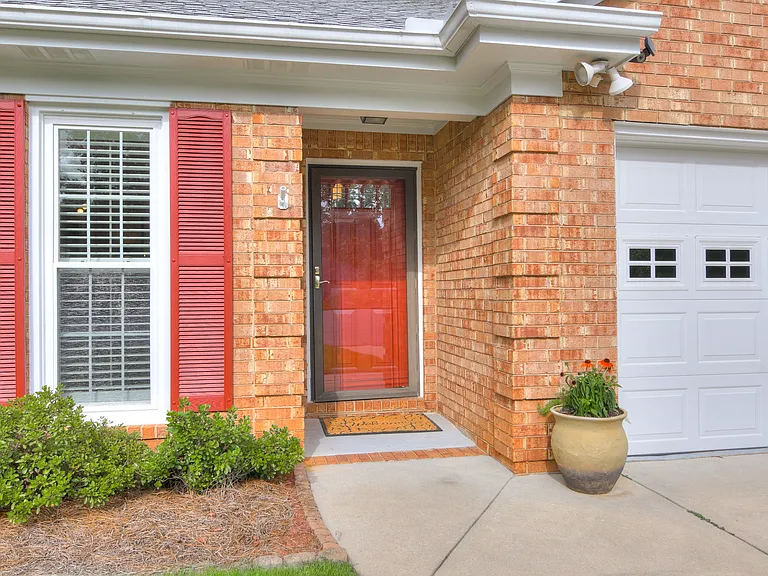 2504 Pinebluff Ct — Photo 2