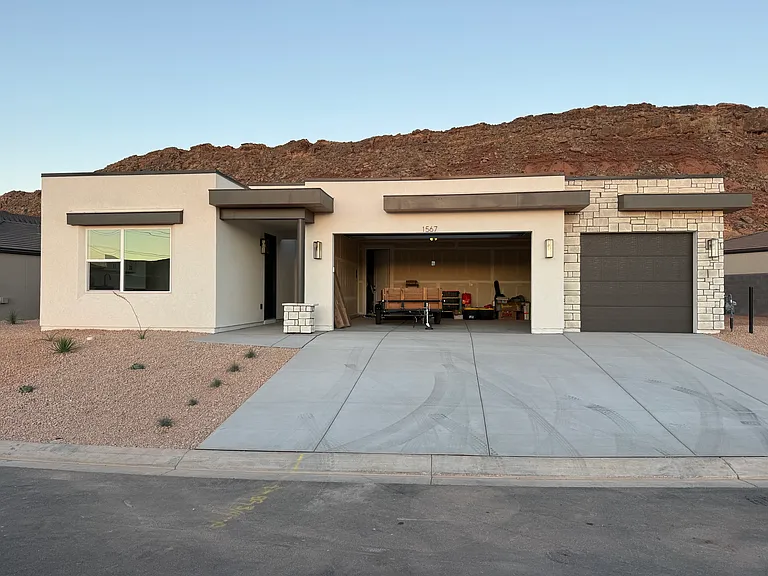 1567 S Sinawava Dr #B — Photo 2