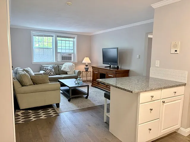 2 bed, 640 sqft, $2,200 — Photo 2