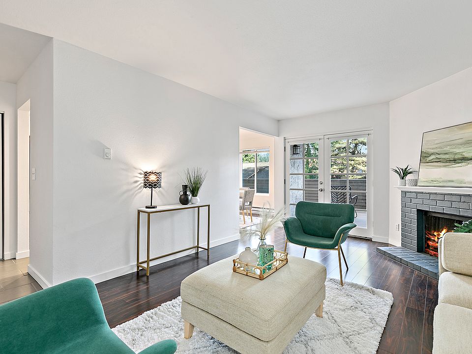 Spacious living room with fireplace