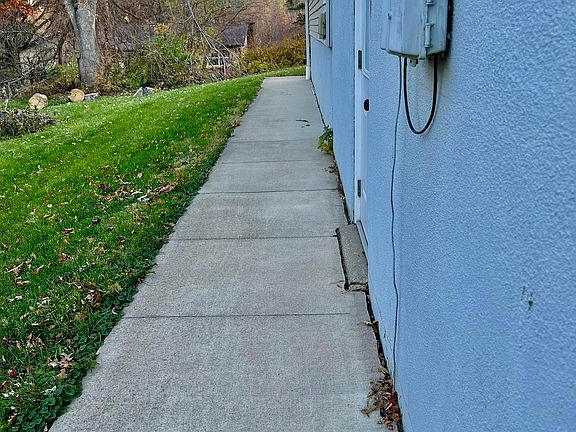5th image of 306 Peasley Ave