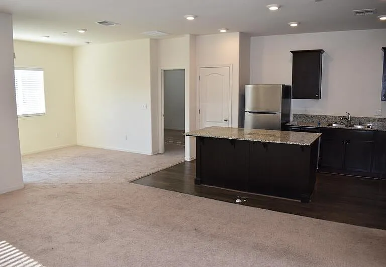 686 Phelps Dr — Photo 7